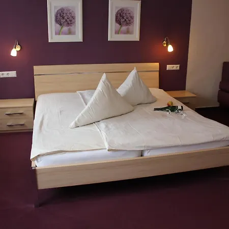 Weinstube Bycastors ゲストハウス トライス・カーデン